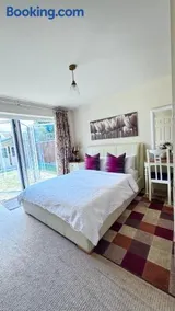 The Bush Residence, Shepperton - Two Ground Floor Guest Bedrooms - Image 3