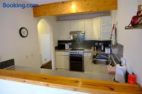 Lovely 1-bedroom apartment with free parking - Image 5