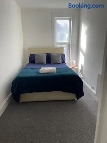 Room in Gloucester Road 4 - Image 4