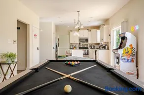 Perfect Family Getaway! Steps from Attractions - Image 3