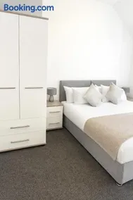 3-BR Beachside Escape -Perfect for Families & Groups -Spacious & Cozy - Image 2