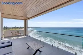 Serene Stay Breathtaking Beachfront with Spa - Image 4