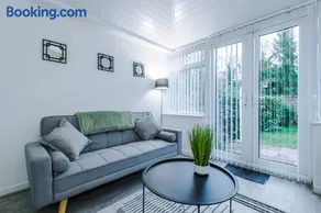 NEW! 4-Bed Home in Manchester by 53 Degrees Property, Ideal for Business & Long Term Contractor Stays, Sleeps 10! - Image 4