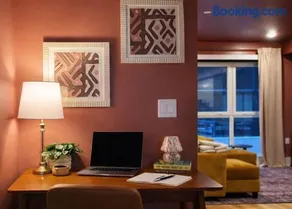 Luxury King 2BR 4 Beds Sleeps 8 Near the Met - Image 3