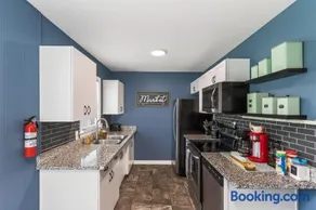 Chic Home with Huge Grassy Yard 7 mins to Arrowhead Stadium - Image 2