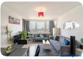 Cozy 1BR Apartment in Stratford with City View - Image 2