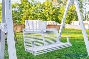 Quiet 2BR Retreat Sleeps 4 Near Beaches & Nature - Image 1