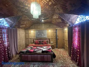 Lucky Kashmir Heritage Houseboat - Image 2