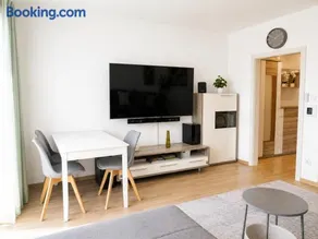 Zentrale 2-Zimmer-Wohnung mit Balkon & Parkplatz - Image 1