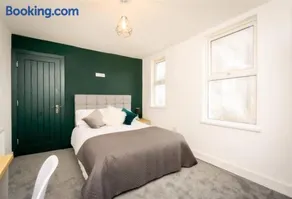King St Contractor Accommodation 6 bed 6 bath free parking for vans nr Birkenhead by Rework Accommodation - Image 5
