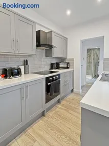 Amaya Six - Sleeps 4 - Modern 1 bed - Newly renovated - Central Grantham - Free Gym Access - Image 2