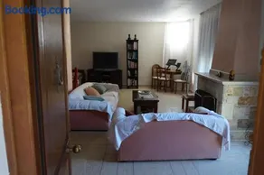 Apartment with a garden, BBQ, swimming pool and jacuzzi - Image 1