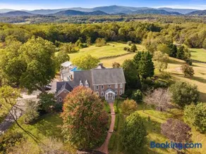 Mountain Mama Ranch - Luxury farmhouse on 200 acres with mountain views, 20mins to Shenandoah, 90mins from DC - Image 2