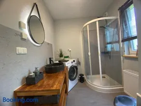 Pool & Lake Holiday Home - Image 3