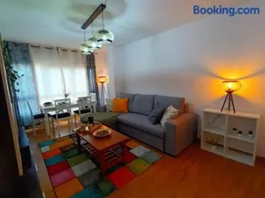 Acogedora Vivienda de 2 Habitaciones y Terraza - Image 1