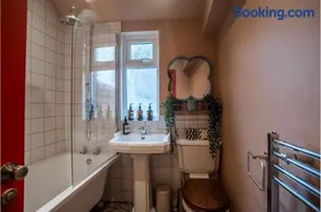 Luxury Seaside 5 Bed - 10 Mins Walk to Beaches - Image 2