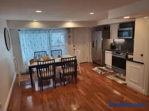 Downtown Toronto House Central 2BED 2BATH Subway Free Parking - Image 2