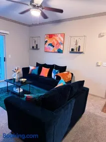 Vibrant Oasis in the Heart of Midtown & Downtown - Image 3