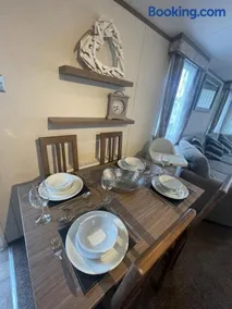 Luxury Static Home 2 Bed Sleeps 6 - Image 2
