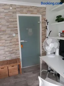 Cozy room with a beautiful garden view - Image 3