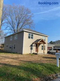 Large 5 Bedroom Home Near Downtown Dalton - Image 1