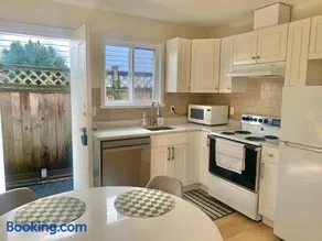 Entire 1Bed 1Bath Suite Coquitlam Centre - Image 3