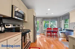 Blue Bear Cottage at Simple Life Rentals - Image 4