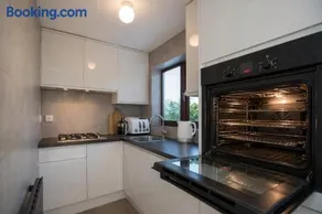 Garden, Driveway, Private, Nr Windsor & Great Park - Image 3