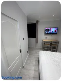 Cosy 1 Bedroom Studio with Private Entrance - Image 2