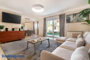 Host Wise - Deluxe Spacious House with Terrace & Jacuzzi - Image 3
