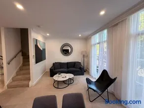 Newcastle Wharfside Retreat - City, Harbour and Beach Stay - Image 4