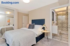 Modern City Centre 2 Bedroom 2 Bathroom Apartments, Main Door Ground with Private Parking - Image 2