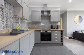 The Sharston - Free Parking & Close To Airport - Image 2