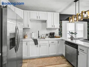Newly Renovated and Designed Near Downtown - Image 4