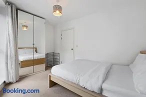 London Dockside Apartment - Image 5