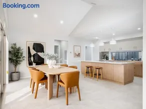 Stylish 3BR Near GV Health, Golf & Sports Precinct - Image 3
