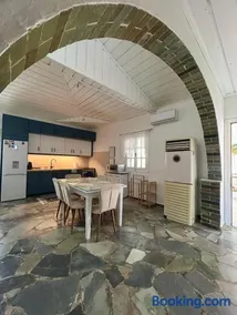 Stone & Sea Retreat - Image 4