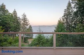 Modern retreat w/ stunning views & hot tub - Image 3