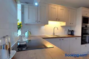 Hillcrest Luxury Apartment - Image 2