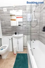 4 Bedroom House in Wolverhampton Sleeps 8 Ideal for Contractors - Image 4