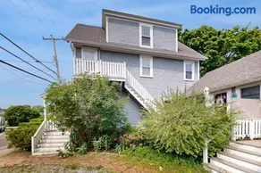 Charming, historic cottage with modern upgrades - stroll to dining & attractions - Image 2