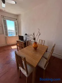 Spacious 2-bed apartment with direct Port view, free parking - Image 2