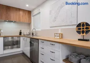 Modern Stay Near Christchurch Stadium with Free Parking - Image 1