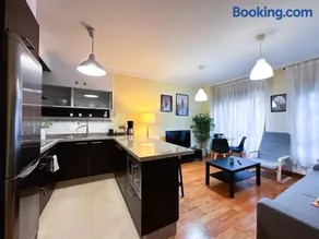 Apartamento con garaje, céntrico y luminoso - Image 2