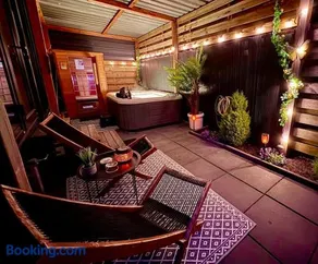 Charming Tiny House with Private Jacuzzi, Sauna and Garden & Free Parking between Amsterdam Haarlem and Schiphol Airport - Image 1