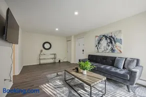 Pine Brook 410 I Pool Gym I Free Parking ! - Image 1