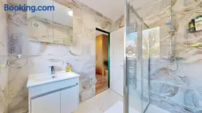 Modern 5 Bed Home by Wembley Stadium Sleeps 11 and Free Parking - Image 2