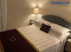 Luxury One bedroom with garden - Image 3