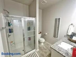 Modern Townhouse Retreat - Image 4