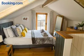 Cedar Cottage - Image 2